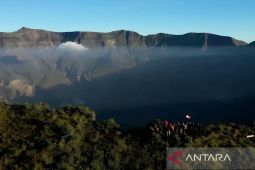 Seluruh jalur pendakian Gunung Tambora ditutup