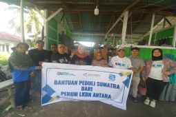 LKBN ANTARA serahkan bantuan untuk korban galodo di Padang