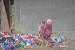 Pakaian bekas jadi "limbah" di lokasi bencana Garoga Tapsel