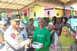 Kapolda Kalteng berikan 500 porsi makanan untuk jamaah Haul Guru Sekumpul