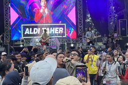 Aldi Taher turun panggung ajak pengunjung JakCloth 2025