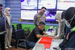 Tes urine pengemudi bus di Terminal Purabaya