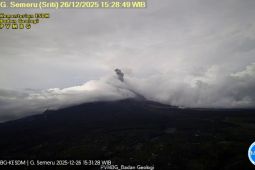Gunung Semeru kembali erupsi dengan tinggi letusan mencapai 900 meter di atas puncak