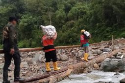 Relawan  susuri sungai antarkan bantuan di Sumbar