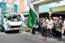 Kanwil Kemenag Sumsel berangkatkan armada truk logistik, bantu korban bencana Sumatera