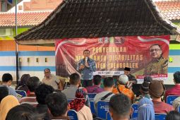 Wakil Ketua DPRD Jatim salurkan  alat bantu disabilitas di Trenggalek