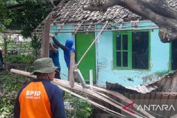 Rumah warga di Situbondo porak-poranda diterjang angin puting beliung