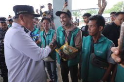 Gubernur bagikan sembako petugas porter Tanjungkalian