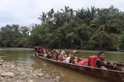 Relawan UMSURA dirikan pos kesehatan di wilayah terisolir banjir