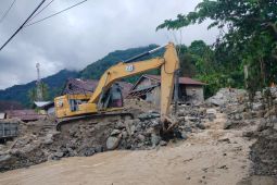 Empat alat berat bersihkan material menimbun jalan di Lubuk Basung