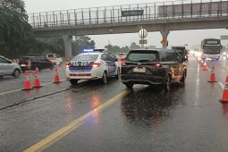 Petugas terapkan contraflow Tol Japek arah Jakarta atasi kepadatan arus balik Natal