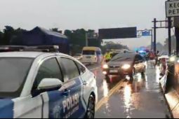 Petugas perpanjang penerapan contraflow di Tol Jakarta-Cikampek