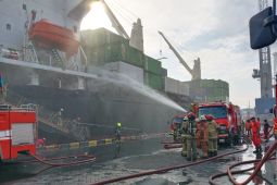 Belasan unit damkar padamkan kebakaran kapal di Tanjung Perak Surabaya