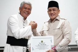 Wamenag serahkan bantuan gereja Katolik terdampak bencana di Sumatera