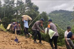 Satbrimob Polda Banten evakuasi warga terdampak longsor di Cibeber Lebak