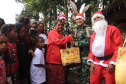 Prajurit TNI Satgas Yonif 521/DY bagikan 1.000 paket Natal di Tanah Papua