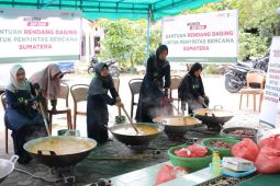 Dompet Dhuafa-Jamaah Masjid Al-Anshor Pekanbaru kirim paket rendang untuk penyintas bencana Sumatera