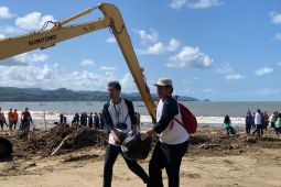 Sampah wisata Pantai Tulungagung butuh penanganan