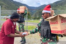 Prajurit TNI Satgas Yonif 511 bagikan bingkisan Natal ke warga pedalaman Papua