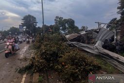 Puting beliung di Bogor, sayap bangkai pesawat hantam rumah warga