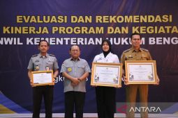 Gelar evaluasi dan rekomendasi kinerja tahun 2025, Kanwil Kemenkum Bengkulu serahkan piagam penetapan dan penghargaan dari Menkum