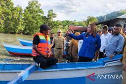 Donggala berikan bantuan alat tangkap ikan perkuat ekonomi biru