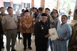 Kakanwil BPN Jatim serahkan 999 sertifikat redistribusi tanah di Blitar