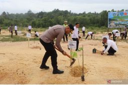 Polres Bangka Barat tanam 500 bibit tanaman keras di lahan bekas tambang