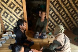 Relawan SRI bersama BEM FK Unjani Bandung menggelar pengobatan di Badui