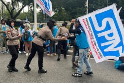Demo buruh di Jakarta, Polisi bagikan air mineral dan roti