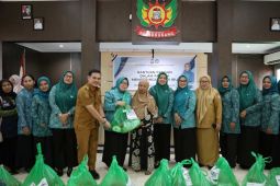 PKK Makassar salurkan bantuan pangan di enam kecamatan