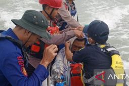 Tim gabungan evakuasi seorang nelayan Sungailiat di laut kerena sakit