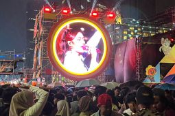 Penyanyi Marion Jola hibur warga di Bundaran HI semarakan malam  tahun baru 2026