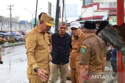 Kolaborasi Pemkab Madina - PT SMGP tangani drainase tersumbat di Pasar Lama Panyabungan