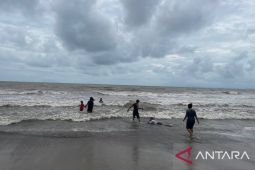 Pantai Anyer Serang jelang tahun baru terpantau sepi pengunjung