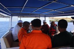 Gubernur NTT bersama tokoh agama dan adat berdoa di lokasi kecelakaan kapal