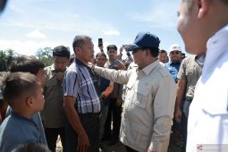 Prabowo mendengarkan langsung kebutuhan pengungsi di Tapanuli Selatan