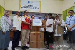 Pelindo Pangkalbalam serahkan mesin kapal tempel 15 PK bantu nelayan