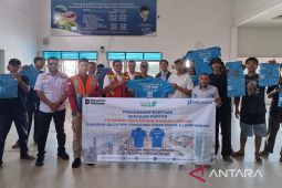 Pelindo Pangkalbalam serahkan bantuan ratusan seragam porter pelabuhan