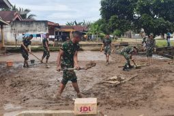 Prajurit TNI Rejang Lebong bantu bersihkan lumpur banjir 3 desa