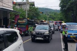 Polres Garut menguras arus kendaraan dari jalur wisata ke Bandung
