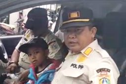 Satpol PP amankan bocah laki-laki yang ditinggal ayahnya di Pasar Kebayoran Lama