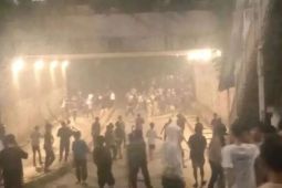 Polisi gunakan gas air mata upaya hentikan eskalasi tawuran di Jalan DI Panjaitan, Jaktim