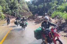 TNI gunakan motor salurkan paket logistik warga terdampak di Taput