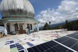 Tim relawan UGM memasang penjernih air bertenaga surya di lokasi bencana Aceh