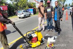 Anggota DPRD Kulon Progo Suradi tinjau pelaksanaan penambalan jalan Yogyakarta-Purworejo