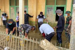 Prajurit TNI AD dan relawan bersihkan fasilitas  SMA Al-Jamiatul Washliyah Aceh Tamiang