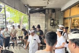 Gubernur Bali traktir warga makan dan minum saat Hari Tumpek Krulut