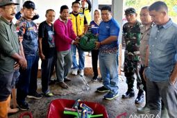Pemkab Gorontalo serahkan bantuan bagi korban banjir bandang Bilato