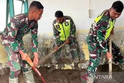 TNI AD dan warga bersama sama  bersihkan fasum dari lumpur di Aceh Utara